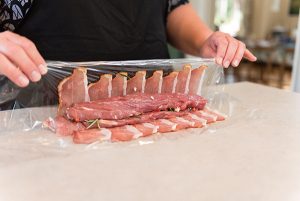 Rul dit kød nemt og elegant med film fra Snupit Wrapper