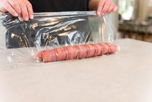 Rul dit kød nemt og elegant med film fra Snupit Wrapper